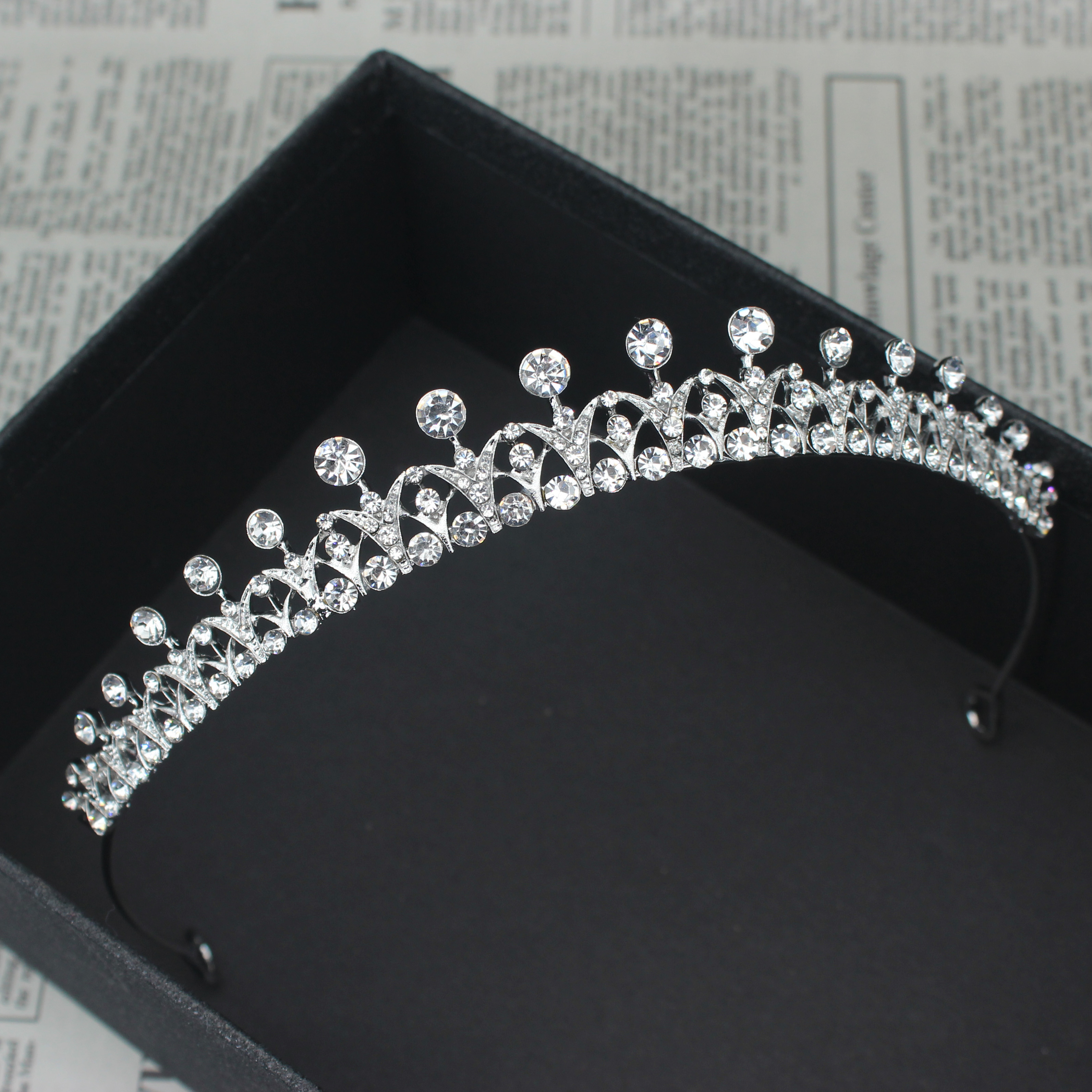 Women Accessories For Wedding - تاج كريستالي للزفاف وتسريحات الشعر للنساء