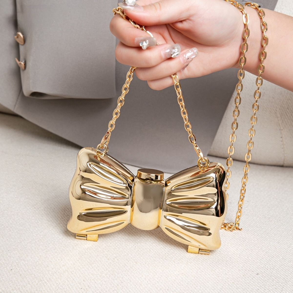 Wallet Chain Bag - حقيبة كلاتش صغيرة معدنية ذهبية لامعة