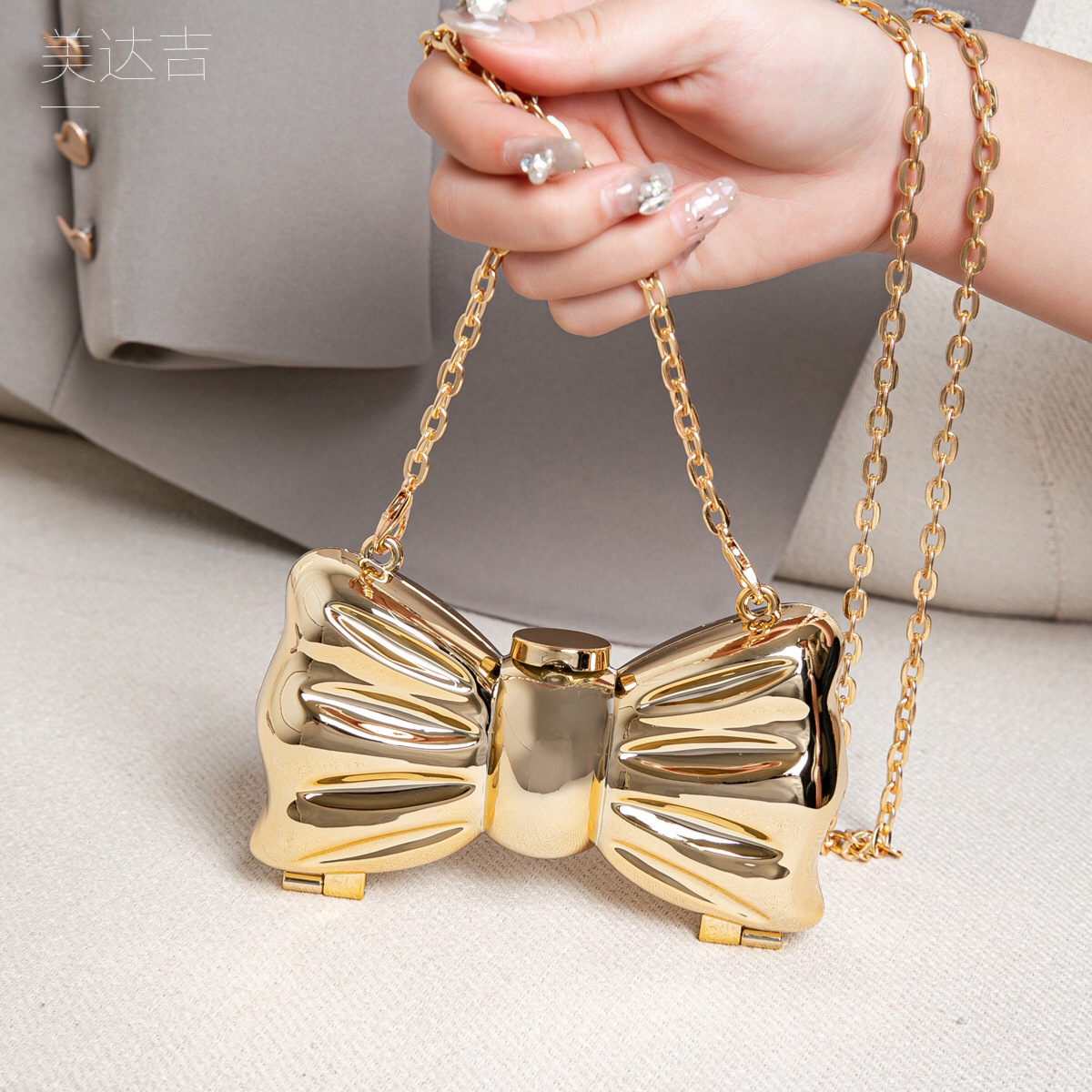 حقيبة كلاتش صغيرة معدنية ذهبية - مراجعة Wallet Chain Bag وسعره