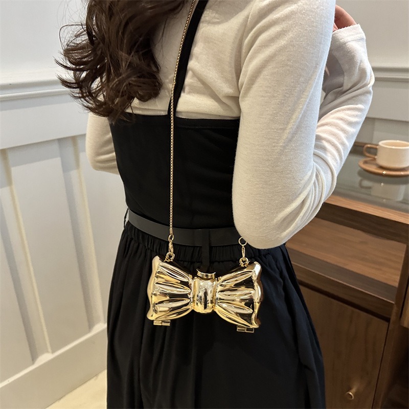حقيبة كلاتش صغيرة معدنية ذهبية - مراجعة Wallet Chain Bag وسعره